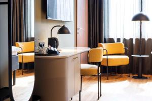 弗罗茨瓦夫Scandic Wrocław的酒店客房配有椅子和书桌,