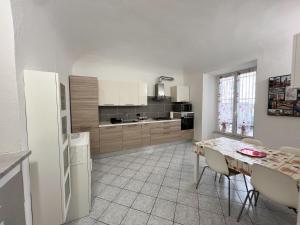 萨沃纳La Casa di Ania的厨房配有桌子和白色冰箱。