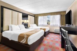 阿尔图纳Quality Inn & Suites Altoona Pennsylvania的酒店客房设有两张床和电视。