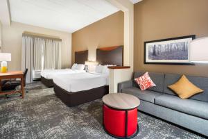 哥伦比亚Comfort Suites Columbia at Harbison的酒店客房,设有两张床和一张沙发