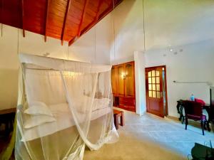 阿鲁沙Wenzi Luxury Home的一间卧室配有一张带蚊帐的床
