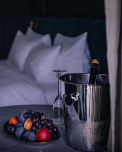 TsinandaliTsinandali Estate, A Radisson Collection Hotel的一张桌子,上面放着一碗水果和一瓶葡萄酒