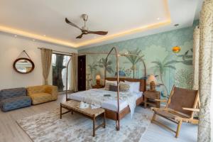 新德里Elivaas Oasis Luxury 6BHK with Pvt Pool, Sainik Farm New Delhi的一间卧室配有一张床和一张沙发