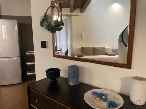 泰尔米尼伊梅雷塞Appartamento con Terrazza - Eden Holiday Home的客厅配有镜子和冰箱