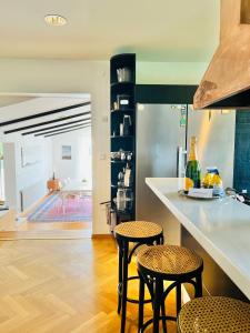 GlumslövLarge Architect designer home 800m from beach的厨房配有2张吧台凳和1个柜台。