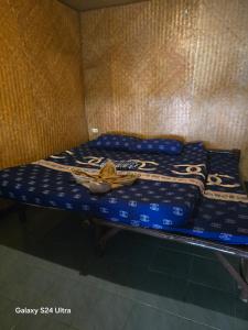 拜县sunny Tayai hostel pai的一张桌子上摆放着两张床