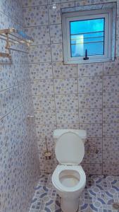 杜阿拉BOSSLIFE APARTMENTS-TERMINUS SAINT MICHEL DERRIERE Barcelone Hôtel的一间带卫生间和窗户的浴室