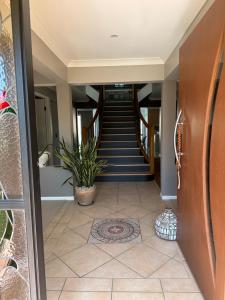 黄金海岸Relaxing Burleigh Heads Home with Swimming Pool的走廊上,有植物楼梯的房子