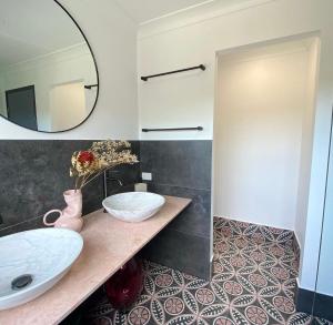 黄金海岸Relaxing Burleigh Heads Home with Swimming Pool的浴室设有2个水槽和镜子