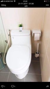 胡志明市Veganhome的浴室设有卫生间,上面有植物