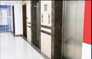 胡志明市Veganhome的大楼内带电梯的走廊
