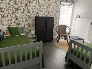 里尔Place verte 2302的一间卧室配有绿色的床和椅子
