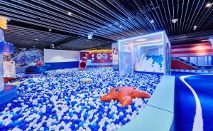 恒春古城垦丁怡湾渡假酒店的一间充满了蓝色鸡蛋的房间