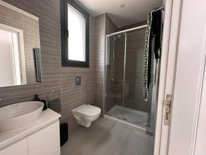 拉纳卡Cozy 3 Bedroom Apartment 300M from the SEA的浴室配有卫生间、盥洗盆和淋浴。