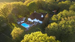 圣利法尔Tiny house的享有带游泳池的房屋的空中景致