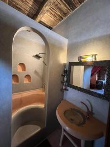 艾济拉勒Palais D'Ouzoud的带浴缸、水槽和镜子的浴室