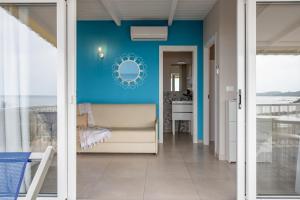 皮肖塔拜亚德尔斯林齐奥度假酒店的客厅设有蓝色的墙壁