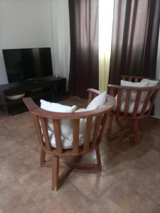 El PalomarAero的客厅配有两把椅子和枕头