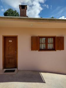 蒙特韦尔迪Chalés lima的房屋设有门和两扇窗户