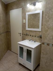 El PalomarAero的浴室设有白色水槽和镜子