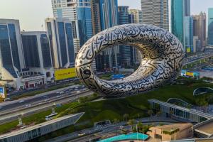 迪拜Jumeirah Emirates Towers Dubai的城市中心的一个大型雕塑