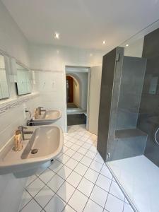 特里尔沃尔斯切德旅馆的一间带两个盥洗盆和淋浴的浴室