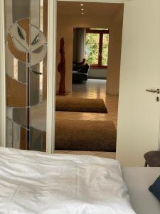 特里尔沃尔斯切德旅馆的一间卧室设有一张床和一间客厅。