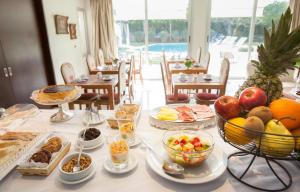 圣伊西德罗伊斯德罗维拉Spa及精品酒店的一张桌子上放着许多盘子的食物