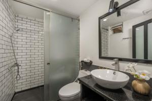 顺化Kly Boutique Hotel的一间带水槽、卫生间和镜子的浴室