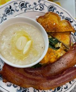 萨姆特Creole Dame Bed & Breakfast Inn的一小盘带培根和一碗黄油的食物