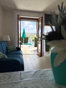 坎普码头Aviotel Residence的客厅设有蓝色的沙发和滑动玻璃门