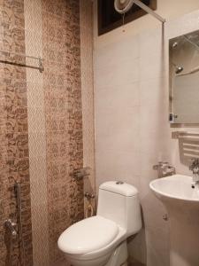卡拉尔哥特MZ Hotel and Restaurant Sukkur的浴室配有白色卫生间和盥洗盆。