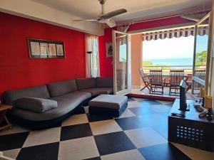 里奥马里纳Appartamento Vista Mare - Spriano的带沙发和 ⁇ 桌的客厅