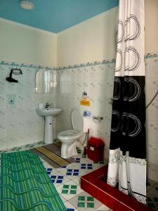 博孔巴耶沃Guest House Emily的一间带卫生间和水槽的浴室