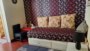 塔拉法尔Casa de Férias的一间卧室配有一张床和一张红色的桌子