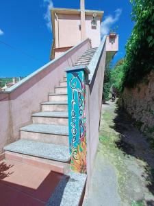 菲纳莱利古雷B&B Il Girasole的一侧有壁画的楼梯