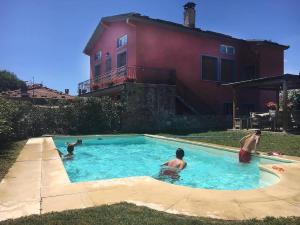 MontefegatesiFerienhaus mit Garten, Pool und einzigartiger 360-Panoramaaussicht的一群人在房子前的游泳池里