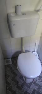 MapenyaIkulu house的一间位于客房内的白色卫生间的浴室