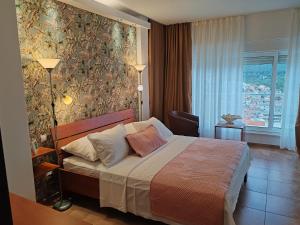 维斯Villa Bellevue的酒店客房设有床和窗户。