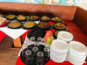 劳鲁-迪弗雷塔斯萨尔瓦多乐园酒店的一张桌子上放着一大堆食物和盘子