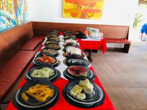 劳鲁-迪弗雷塔斯萨尔瓦多乐园酒店的桌子上一排食物