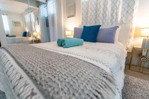 阿尼亚斯科One Bedroom Apartment, Private pool, huge yard的一间卧室配有一张带蓝色枕头的大床