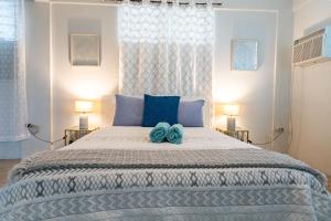 阿尼亚斯科One Bedroom Apartment, Private pool, huge yard的一间卧室配有一张带蓝色枕头的大床