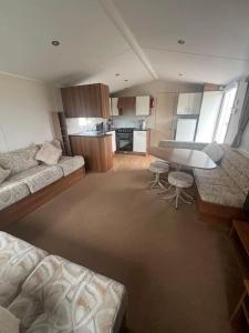 EastchurchBeautiful two bedroom caravan, Eastchurch的客厅配有沙发和桌子