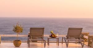 超级天堂海滩Atlantis Beach Residence的两张椅子和一张桌子,享有海景