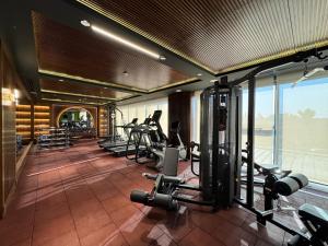 埃尔比勒Ankawa Holiday Hotel的健身房,配有一排跑步机和机器