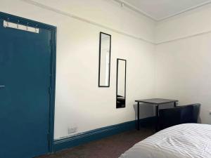 NeepsendComfortable Room in Shared Sheffield Detached House - Room 3的卧室配有一张床,墙上有两面镜子