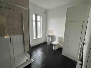 NeepsendComfortable Room in Shared Sheffield Detached House - Room 3的一间带玻璃淋浴和卫生间的浴室