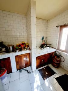 马拉里Snow land cottage的一个带木制橱柜和水槽的厨房