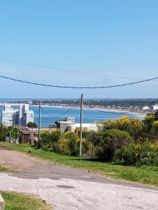 皮里亚波利斯El sabia的一条空的海景道路